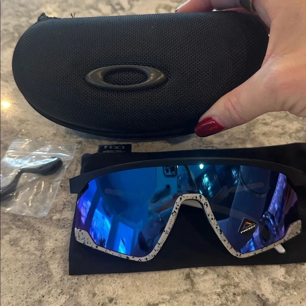 😎 Oakley Encoder Strike Vented Sunglasses Matte Blk FramePrizm Sapphire Lenses